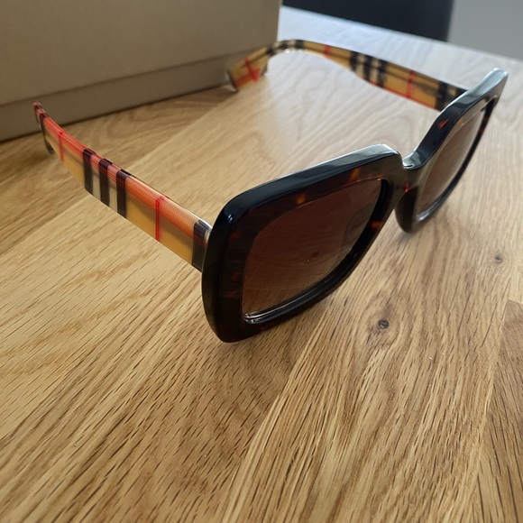 Burberry sunglasses - Picture 2 of 2